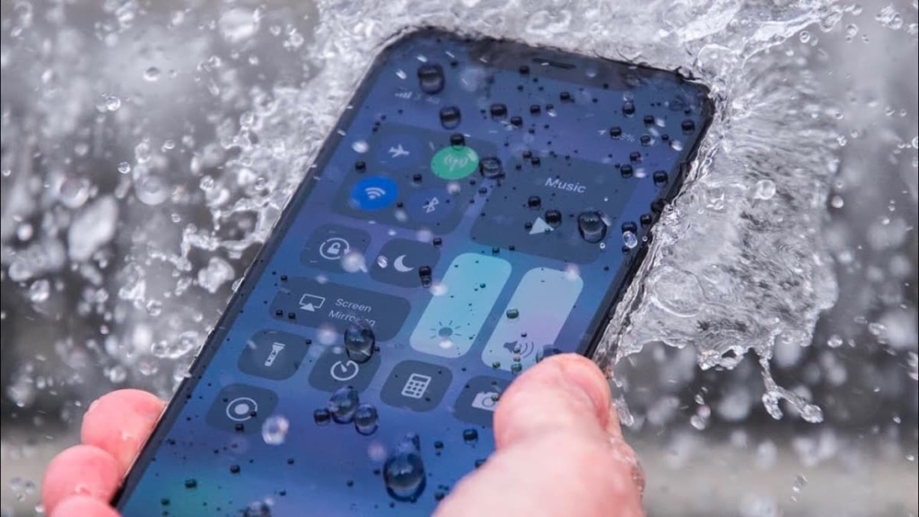 Votre appareil est-il certifié IP68 ou IP69 ? Sa protection pourrait vous surprendre 3 Imagem iPhone debaixo de água segundo a Apple