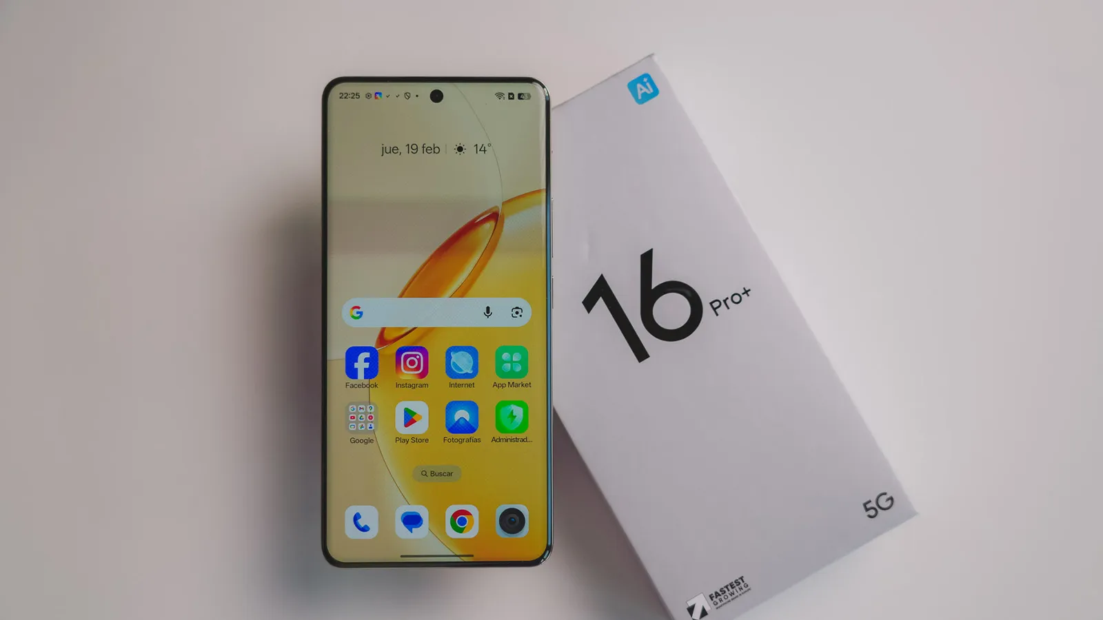 realme cache 7 astuces sur ses smartphones pour les rendre ultra rapides 2 realme 16 Pro+ à côté de sa boîte