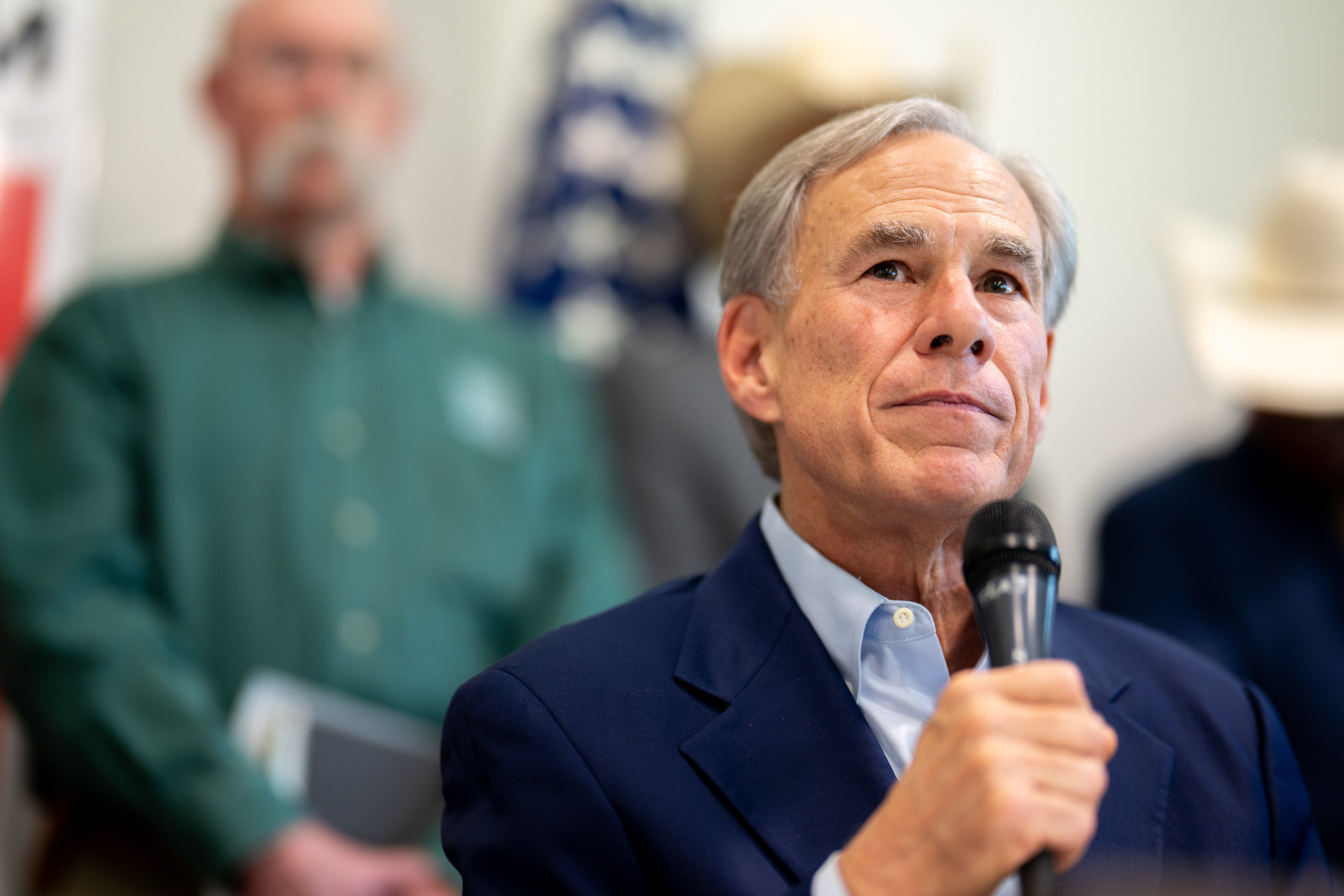 Les habitants du Texas fulminent contre un projet de centre de données près d'un monastère bouddhiste 3 Le gouverneur Greg Abbott a ordonné lundi à la Public Utility Commission et à l'Electric Reliability Council of Texas de vérifier les raccordements électriques des centres de données avant le début des travaux