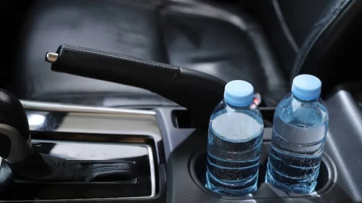 1786823816 275 Boire de leau restee des jours dans une voiture danger