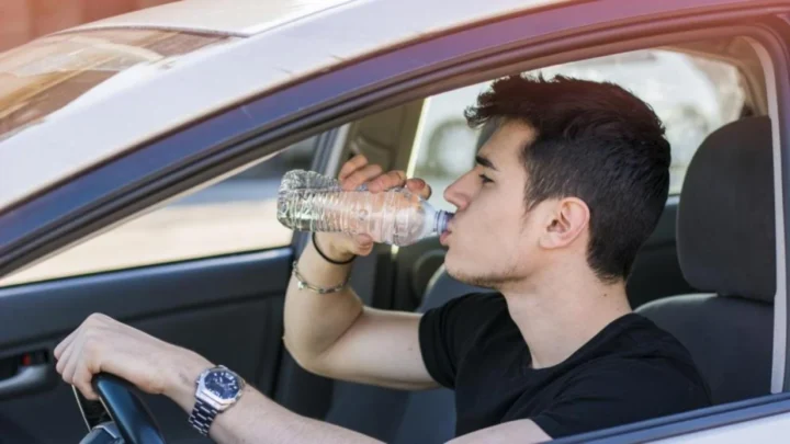 1786823816 486 Boire de leau restee des jours dans une voiture danger