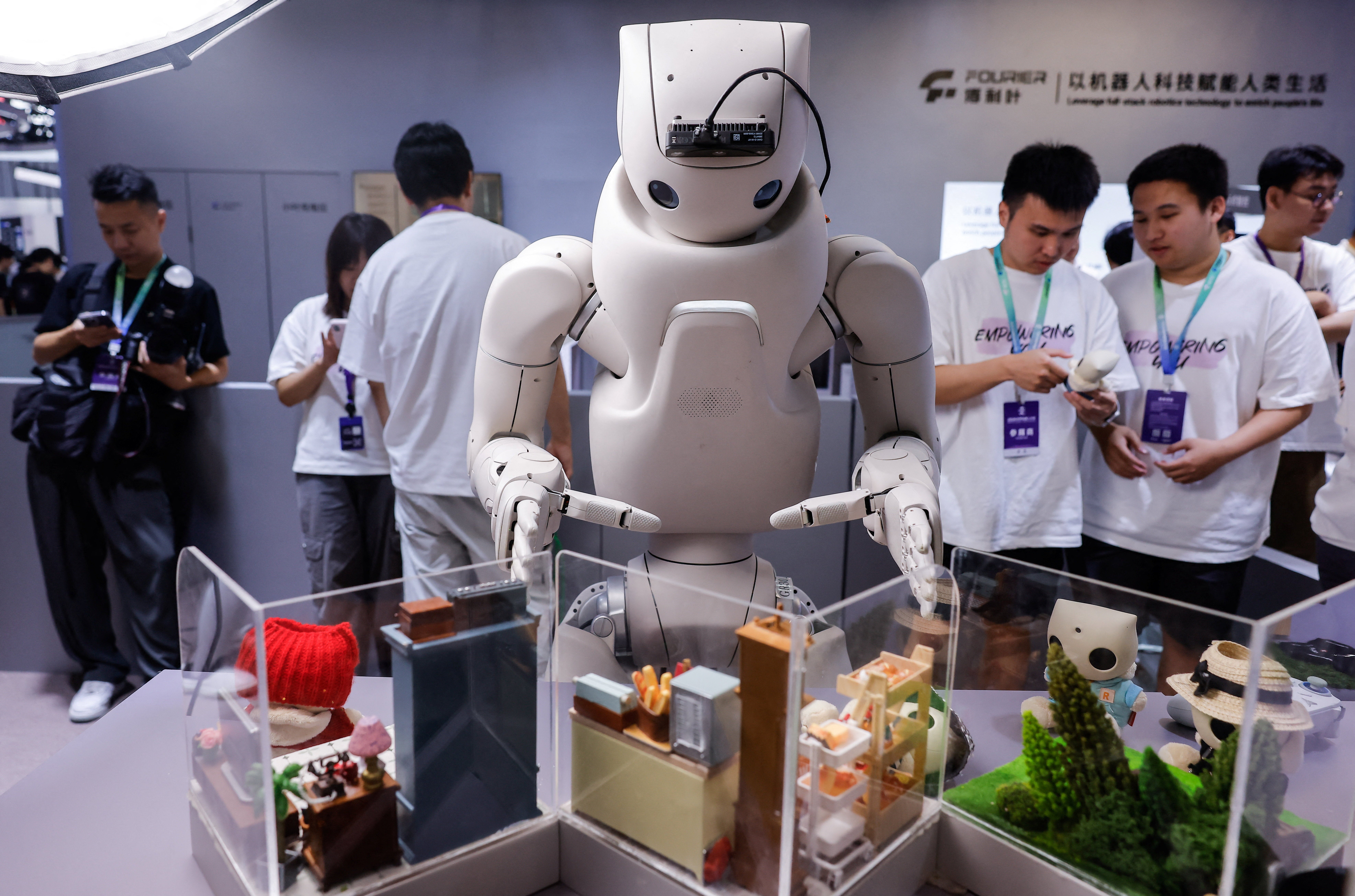 Un robot humanoïde Fourier Intelligence GR-3 fait des gestes sur le stand de la société au World Robot Conference 2026.