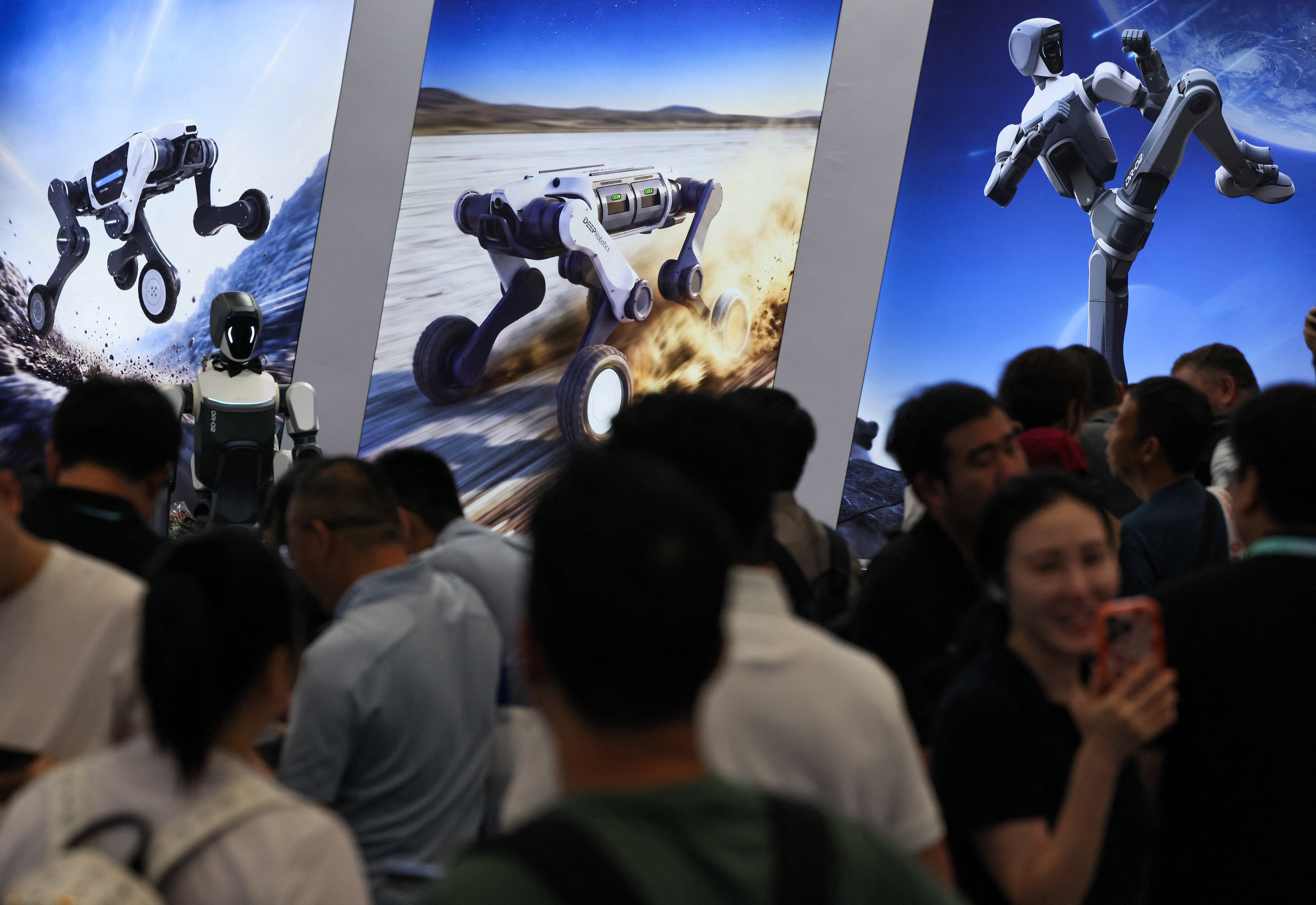 Des personnes se rassemblent près des bannières Deep Robotics au World Robot Conference 2026, à Pékin, Chine, le 20 août 2026.