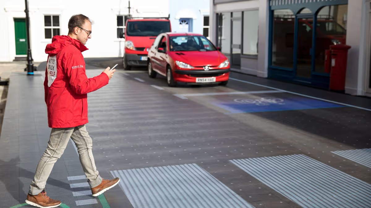 multia pour téléphone en traversant la route