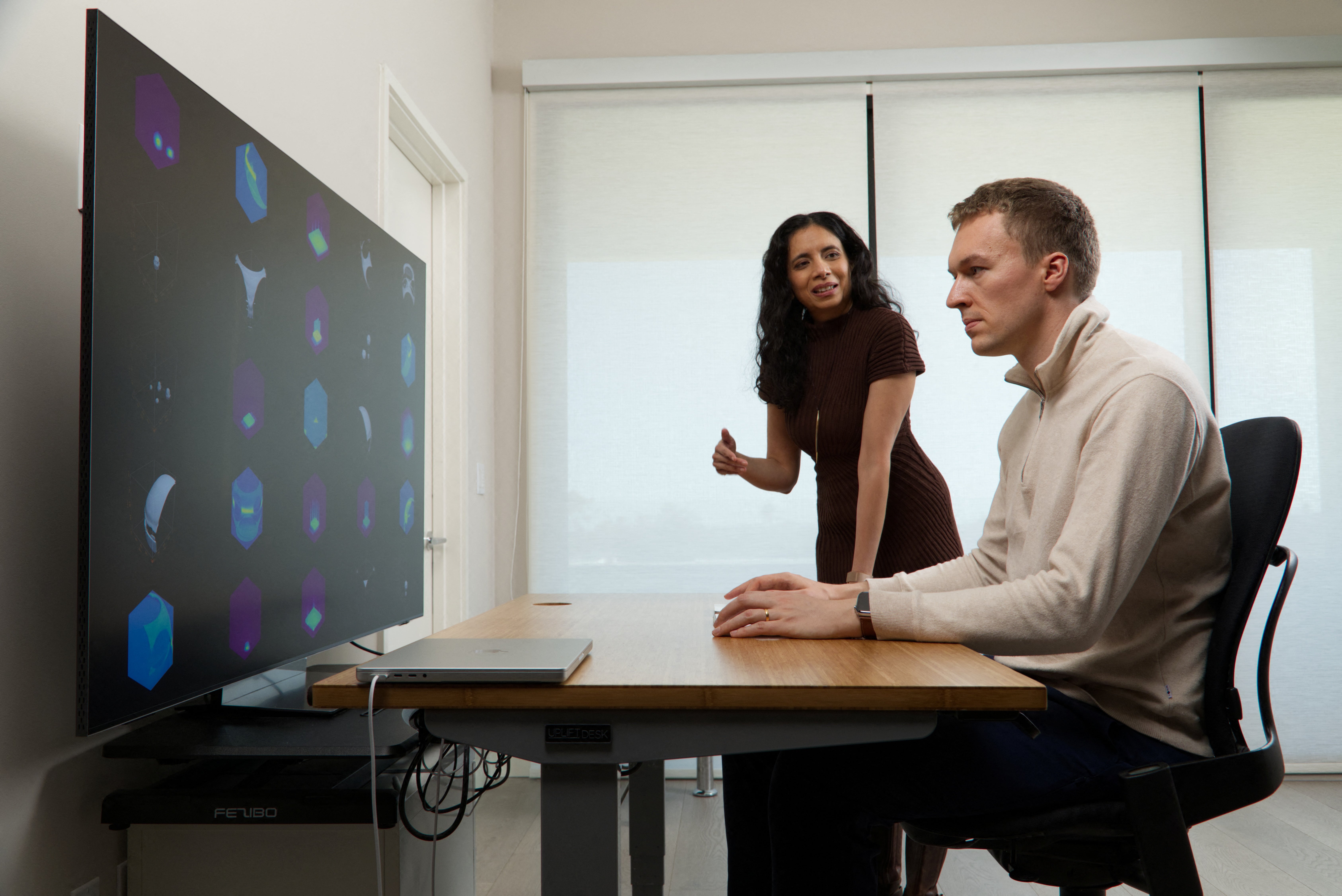 La différence est que ce nouveau système n'est pas conçu pour comprendre le langage. Il est conçu pour la physique, ont déclaré les cofondateurs Anima Anandkumar et Benedikt Jenik