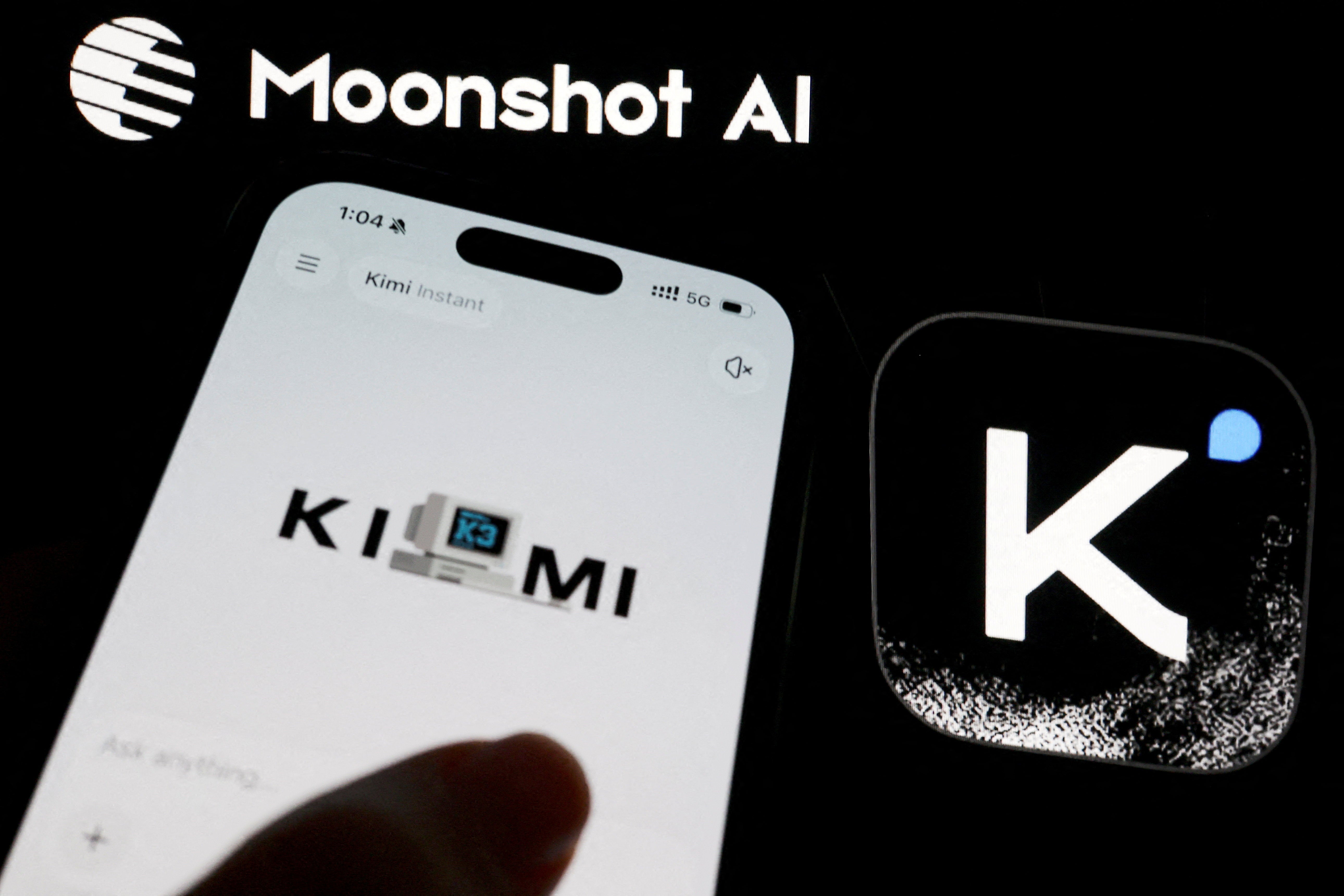Le logo de la société chinoise Moonshot AI est affiché à côté de son application Kimi sur un téléphone mobile