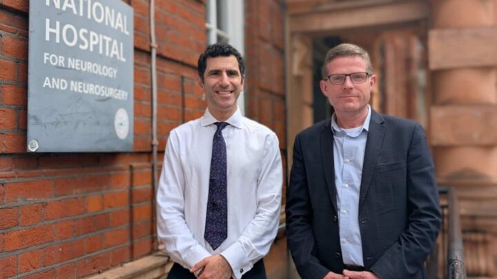 Historique ! Une opération du cerveau assistée par l’IA a sauvé la vue d’un homme de 48 ans 5 Le neurochirurgien Hani Marcus et le patient Rhys Hibbert