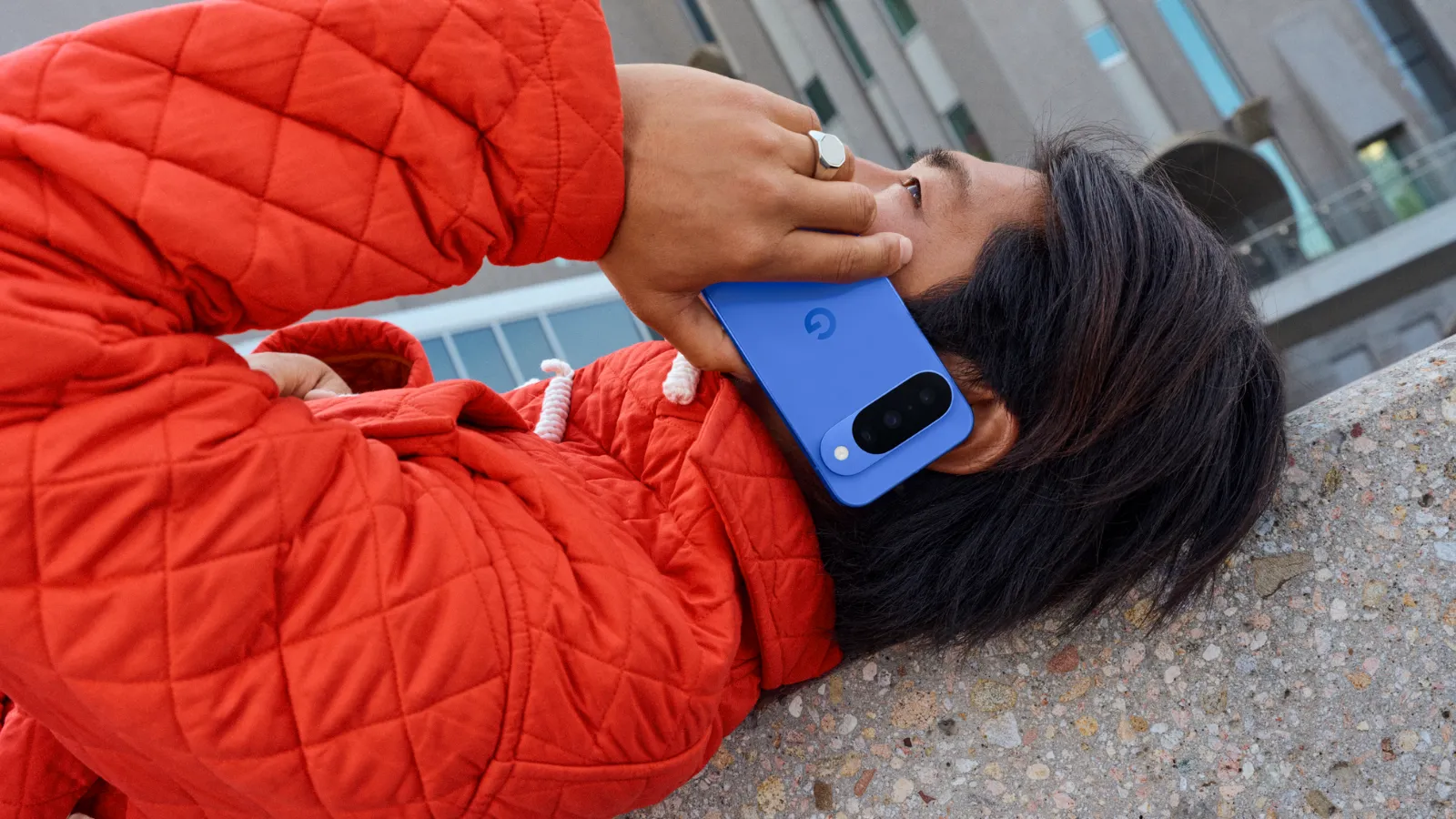 Comment identifier un appel téléphonique inconnu : toutes les astuces efficaces 2 Premier plan d'une personne allongée parlant au téléphone avec un smartphone Google Pixel 10 de couleur bleue.