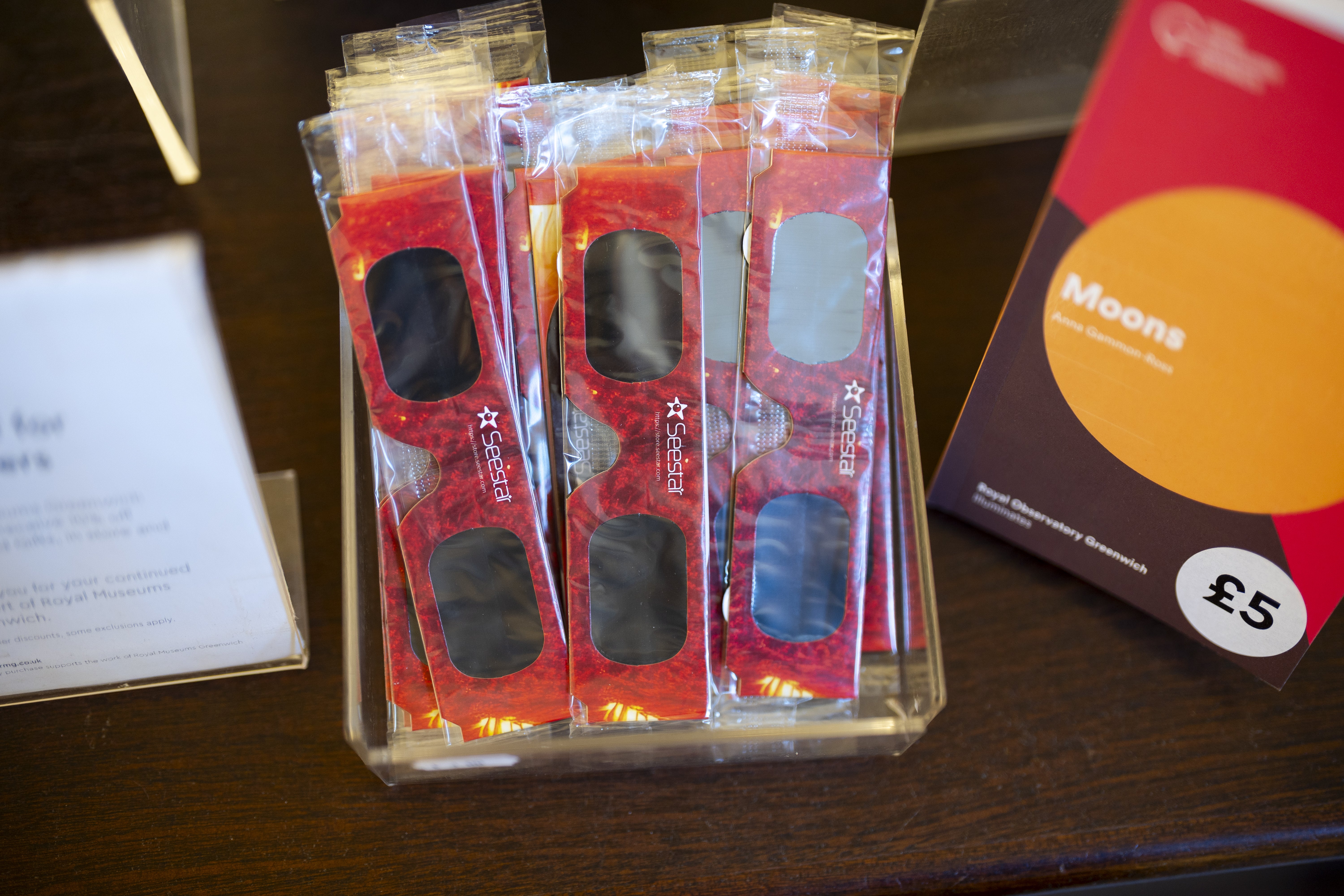 Lunettes solaires Celestron en vente à l'Observatoire royal de Greenwich, dans le sud-est de Londres, avant l'éclipse solaire du 12 août.