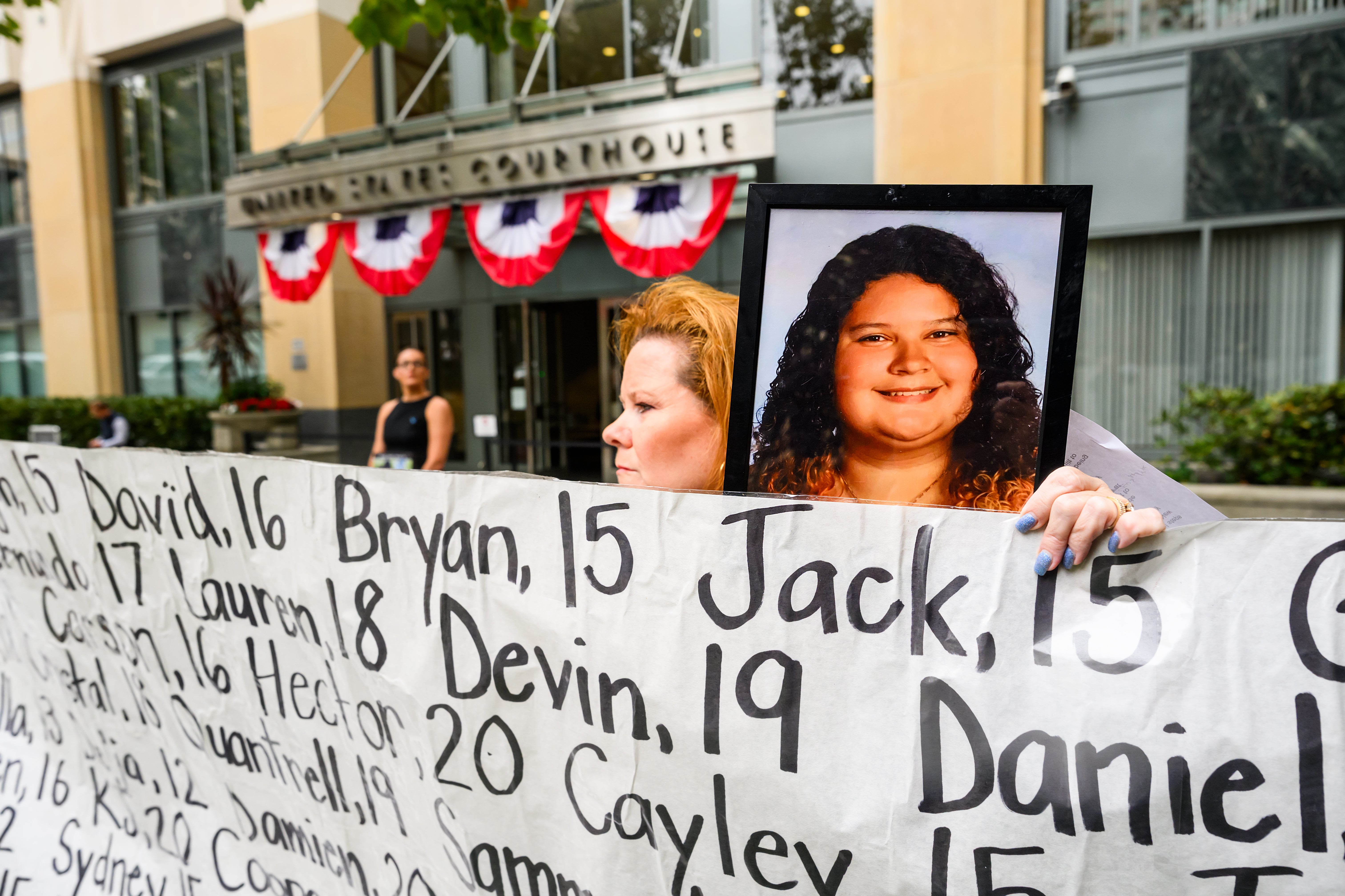 Meta face à 29 États américains : quelles implications pour le reste du monde 2 Erin Popolo tient une photo de sa fille Emily Murilla, décédée à l’âge de 17 ans, lors d’une manifestation contre les plateformes de médias sociaux