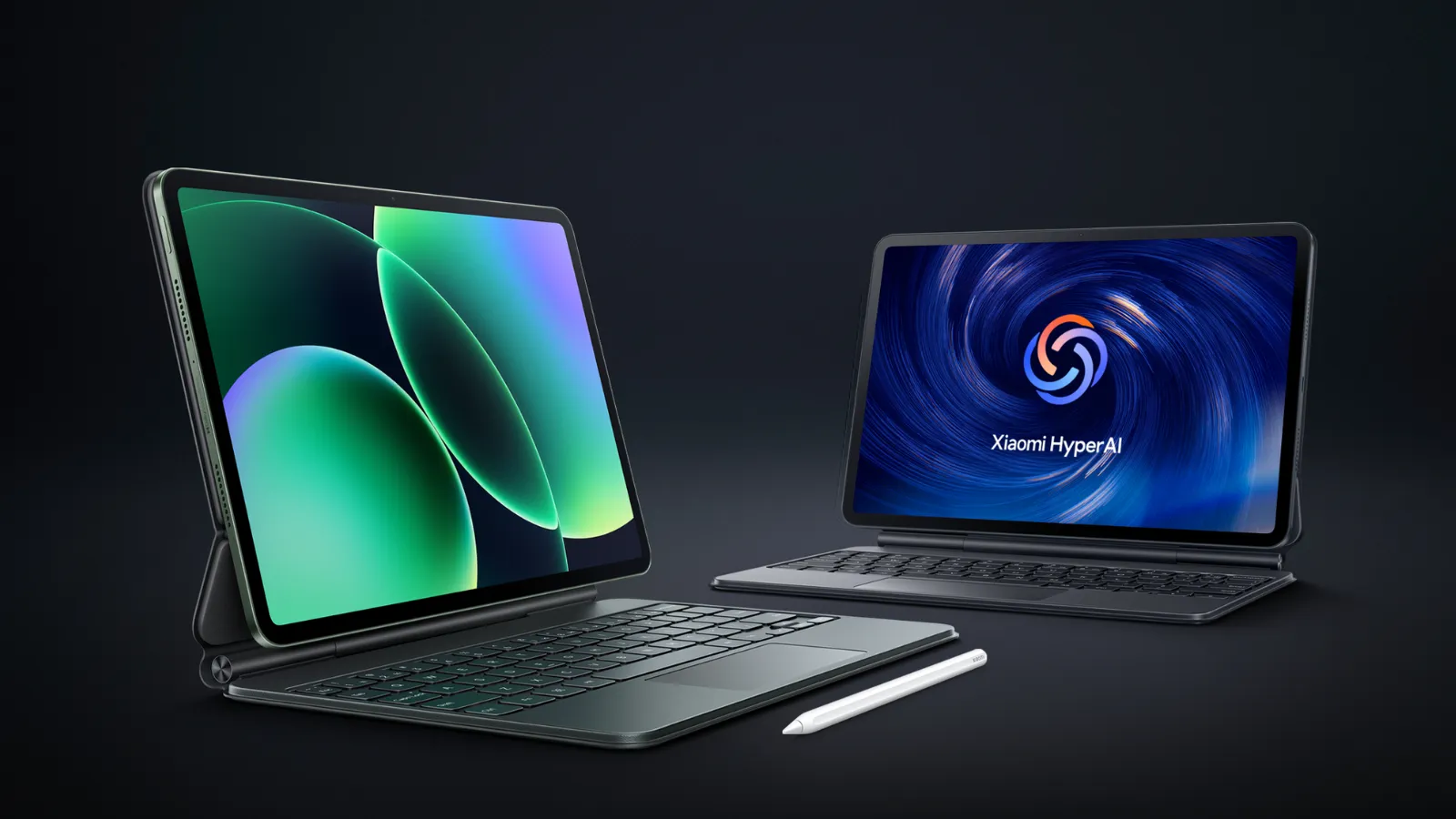 Pourquoi le clavier de la tablette ne fonctionne-t-il pas - le problème le plus fréquent et irritant 2 Deux unités de Xiaomi Pad 8 avec des coques-clavier, l'une avec un écran d'accueil vert et l'autre avec le logo de Xiaomi HyperOS, à côté d'un stylet.