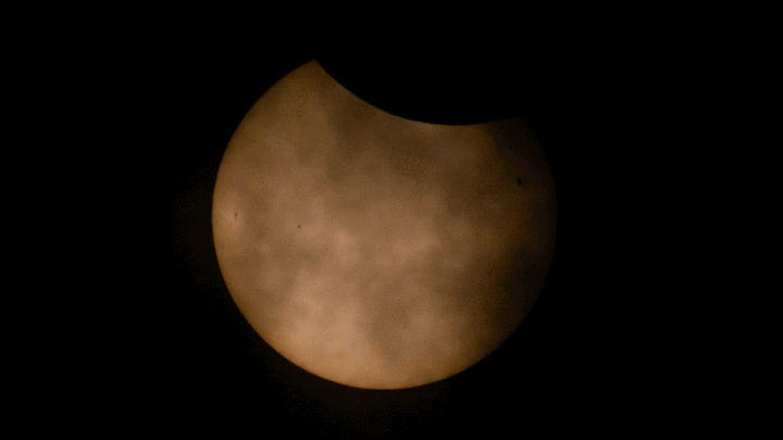 Revivez l'éclipse solaire totale du 12 août avec ces photos époustouflantes prises depuis l'espace 4 Ce GIF montre la silhouette de l'ISS se déplaçant sur la face du Soleil pendant l'éclipse solaire du 12 août 2026. Crédit : Joel Kowsky/NASA