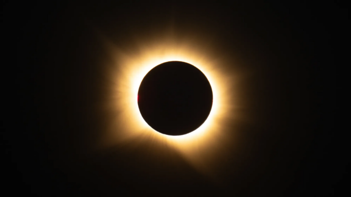 Revivez l'éclipse solaire totale du 12 août avec ces photos époustouflantes prises depuis l'espace 1 Revivez l'éclipse solaire totale du 12 août avec ces photos époustouflantes prises depuis l'espace