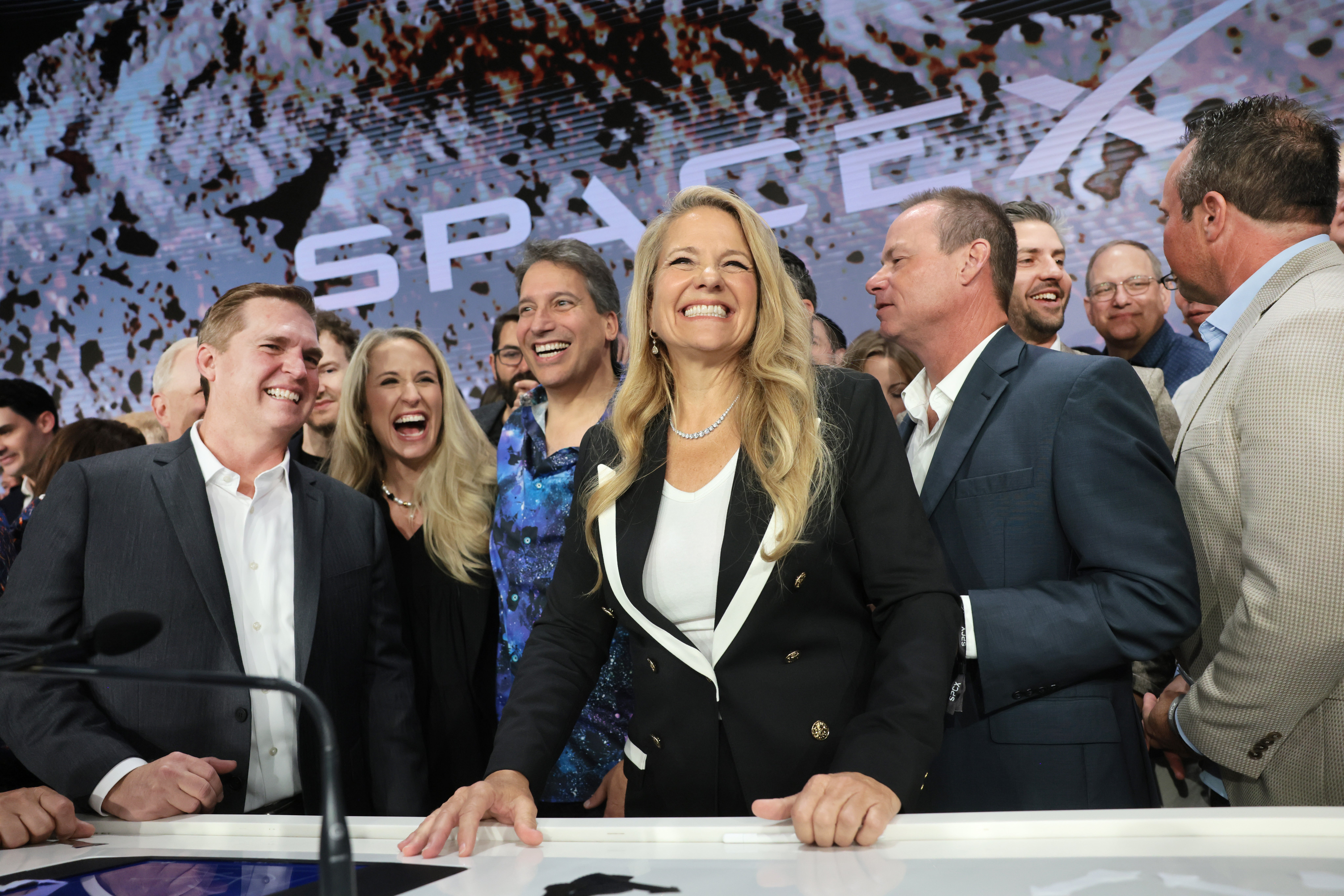 SpaceX a dépassé les attentes dans son premier rapport trimestriel en tant qu'entreprise publique 2 La présidente de SpaceX, Gwynne Shotwell, fête avec sa famille et d’autres employés de SpaceX sur le site Nasdaq Marketsite à Times Square lors du lancement de l’introduction en bourse de SpaceX au Nasdaq le 12 juin 2026