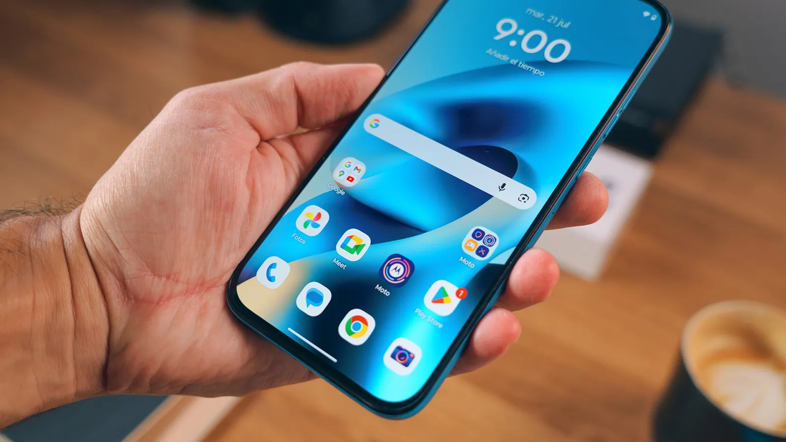 Transférer les données d'un téléphone Android à un autre n'a jamais été aussi simple 2 Gros plan sur l'écran d'accueil du Motorola Moto G87 allumé, affichant des icônes d'applications sur un fond bleu fluide.
