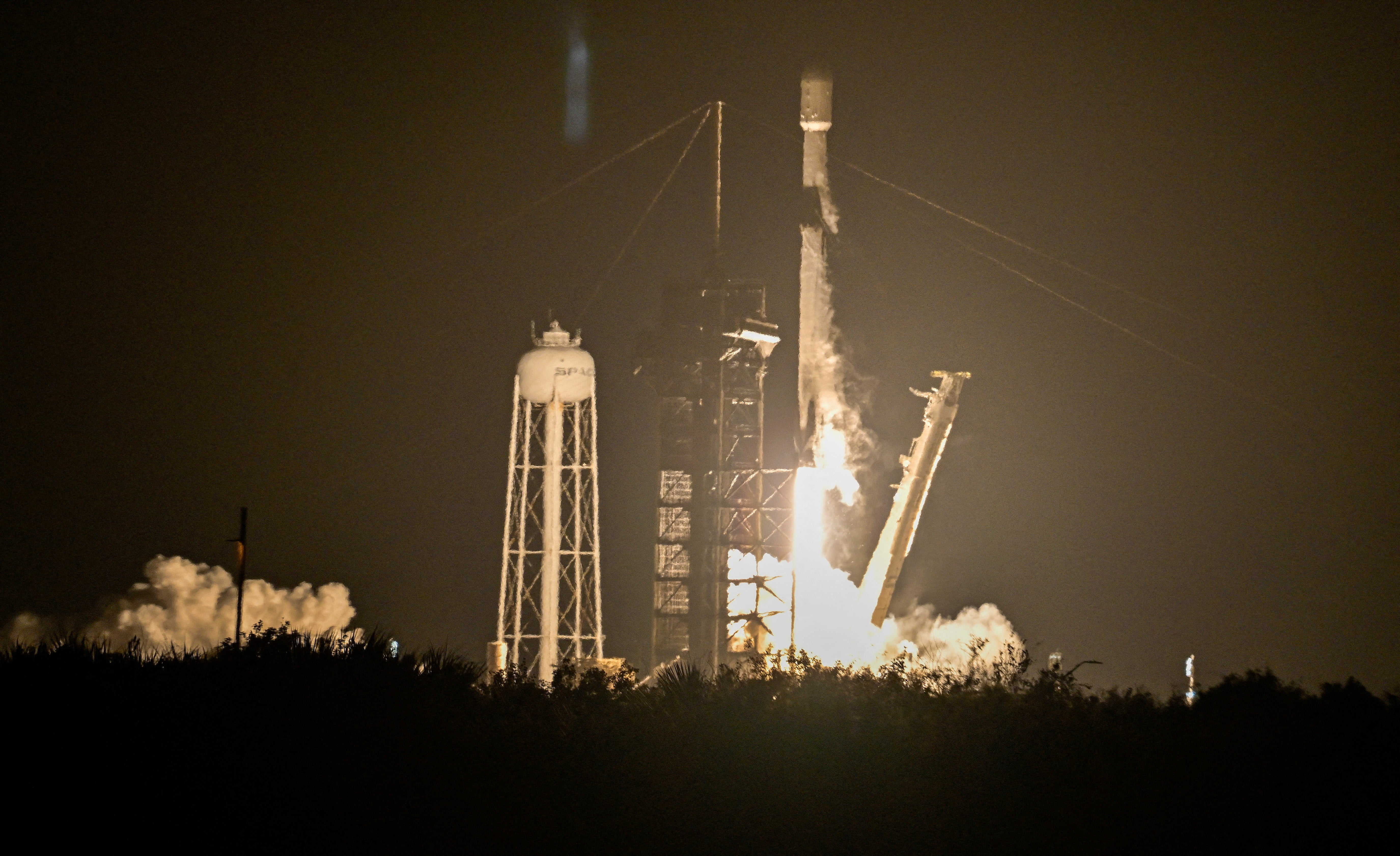 Une fusée Falcon 9 de SpaceX décolle avec l'atterrisseur lunaire Blue Ghost de Firefly Aerospace comme charge utile principale et l'atterrisseur Resilience de l'entreprise japonaise ispace comme charge secondaire, depuis le Centre spatial Kennedy à Cap Canaveral, Floride, États-Unis, le 15 janvier 2025
