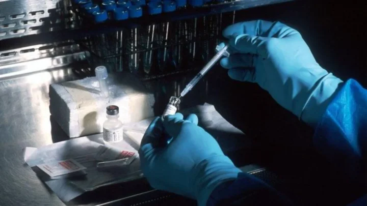 Vaccin anticancéreux personnalisé à base d'ARN messager franchit l'étape cruciale des essais de phase 3 2 Illustration d'un vaccin à ARN messager ciblant plusieurs types de cancers
