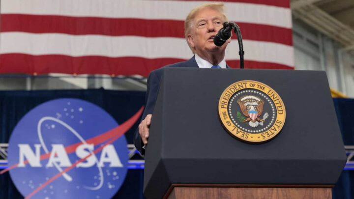 Le président des États-Unis, Donald Trump, prononçant un discours lors de la cérémonie de remise de la Médaille d'honneur spatiale du Congrès à l'équipage d'Artemis II, le 28 août 2026. Crédit : Kylie Cooper/Reuters