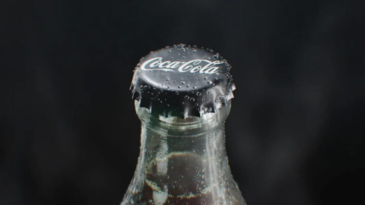Recycler vos bouchons dans le bac jaune est une erreur, voici la bonne méthode 3 Bouteille en verre de Coca-Cola avec sa capsule