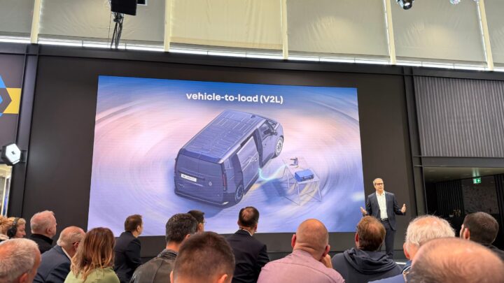 Nouvelle Renault Trafic électrique : 470 km d'autonomie et recharge ultra-rapide 6 Renault Trafic Van E-Tech de profil