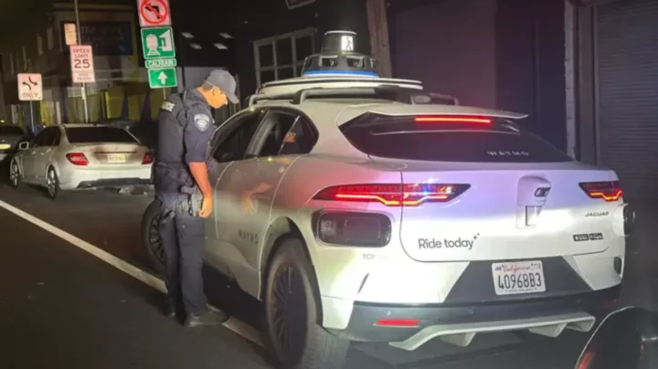 Un enfant s'introduit armé dans un robotaxi et le véhicule alerte la police 3 Image d'un robotaxi Waymo