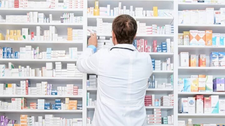 Pharmacien organisant des médicaments dans une pharmacie