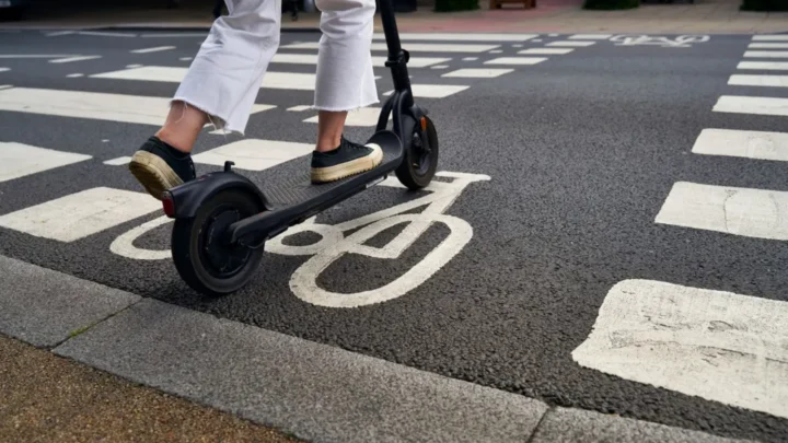 Peut-on circuler sur un passage piéton avec une trottinette électrique 3 1789850982 714 Peut on circuler sur un passage pieton avec une trottinette electrique