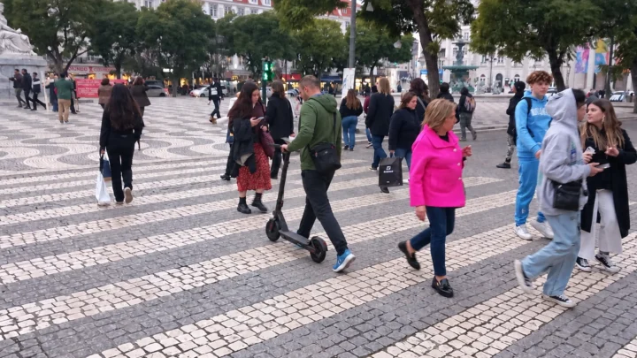 Peut-on circuler sur un passage piéton avec une trottinette électrique 4 1789850983 531 Peut on circuler sur un passage pieton avec une trottinette electrique