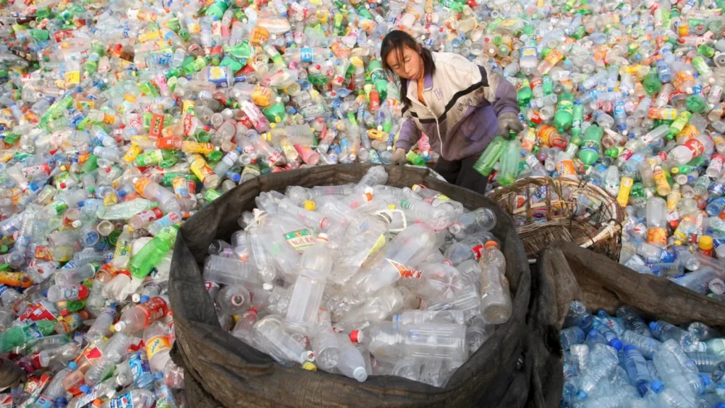 La Chine offre un avenir inattendu à 6 000 bouteilles de lait 3 Détail du procédé de transformation des bouteilles en matériau de route