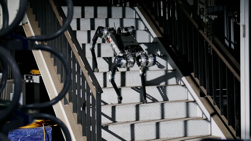 Ce chien-robot a couru un marathon sans recharge grâce à son pas optimisé 3 Image du chien-robot RAIBO ayant couru un marathon