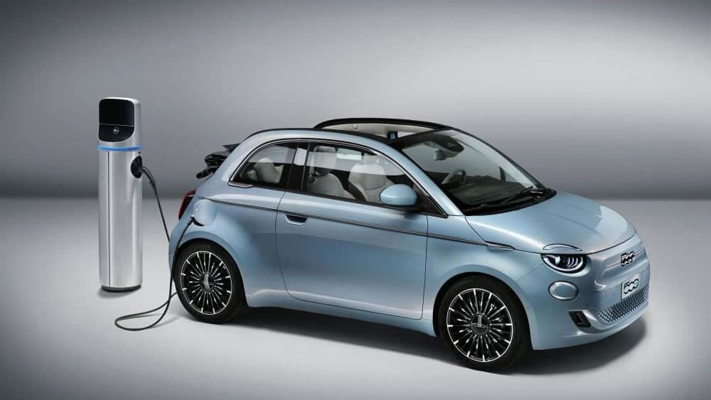 15 000 euros pour 200 km d'autonomie : la voiture électrique qui pourrait bouleverser l'Europe 4 Image d'une Fiat 500 en charge
