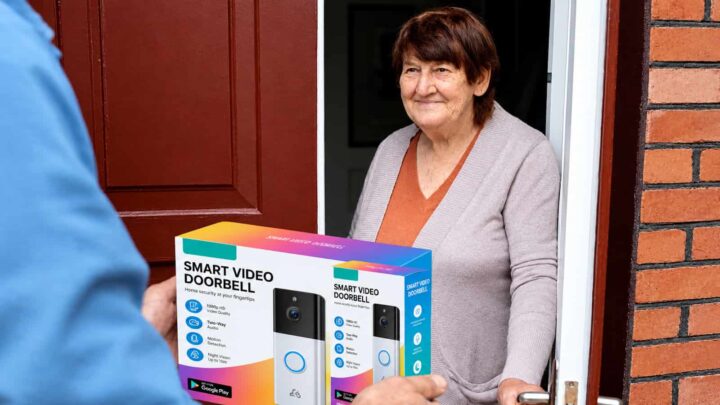 4 800 € pour une sonnette connectée à 140 € : l’arnaque qui a escroqué des dizaines de seniors 2 Une personne âgée ouvre la porte de sa maison à un homme tenant une sonnette intelligente à la main