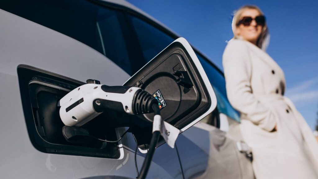 Acheter une voiture électrique d'occasion est-il plus avantageux qu'un modèle essence 2 Voiture électrique garée