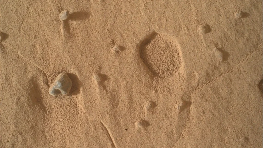 Curiosity immortalise des "empreintes" mystérieuses sur Mars et captive les chercheurs de la NASA 2 Image d'"empreintes" sur Mars