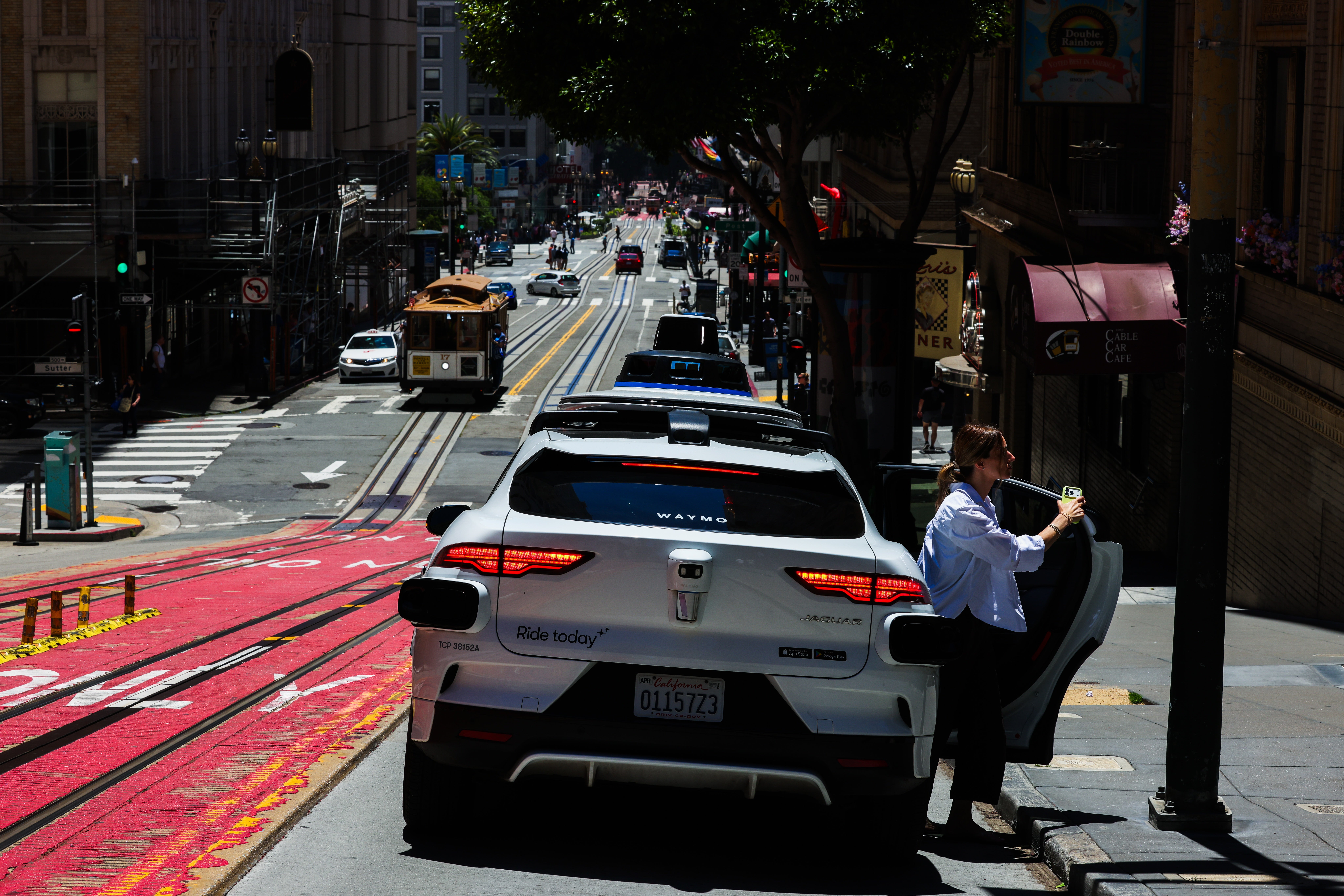 J'ai pris un taxi autonome et voici ce qui m'a le plus surpris 2 Les voitures Waymo se conduisent toutes seules jusqu'à un endroit sûr et vous invitent ensuite à descendre