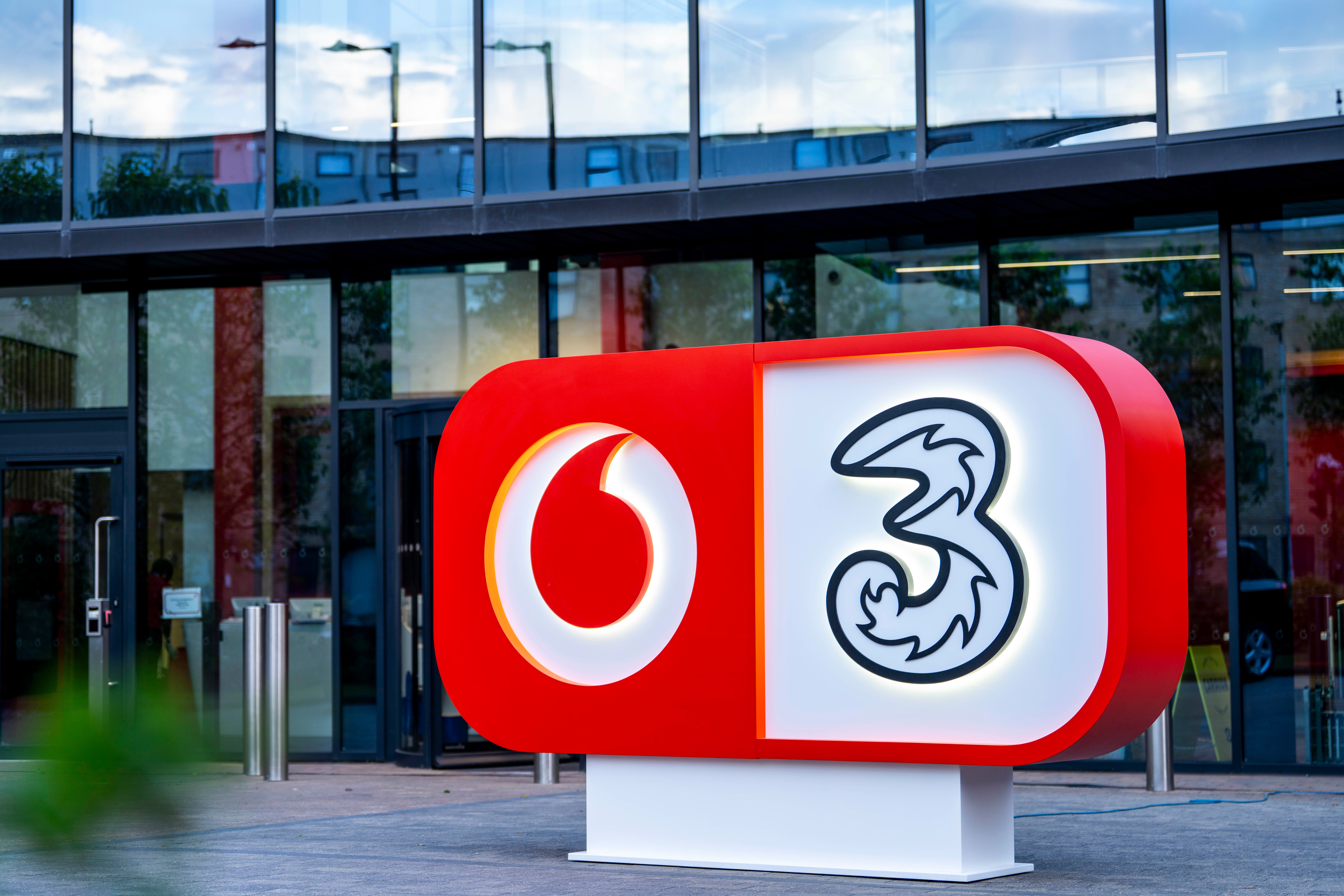 Le plus grand opérateur mobile britannique lance un service 5G+ amélioré – moyennant un supplément 3 VodafoneThree a aussi annoncé jeudi un projet pour un nouveau hub de divertissement TV