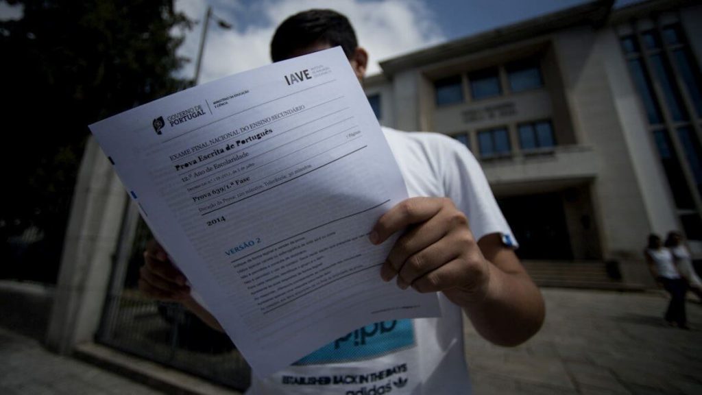 On connaît désormais les défaillances du système de notation des épreuves nationales 2 Examen écrit sur une table