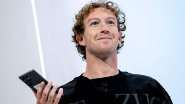 Pas iPhone, ni Galaxy récent ! Le téléphone de Mark Zuckerberg étonne par son choix 22 Pas iPhone, ni Galaxy récent ! Le téléphone de Mark Zuckerberg étonne par son choix