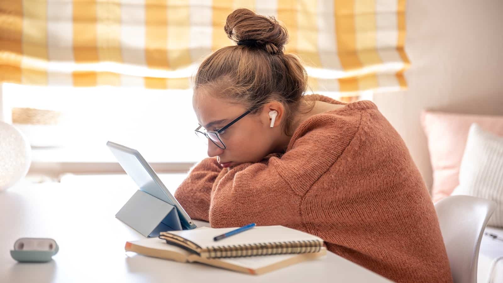 Préparer la rentrée : les 5 gestes indispensables pour vos appareils 2 Jeune étudiant travaillant à la maison