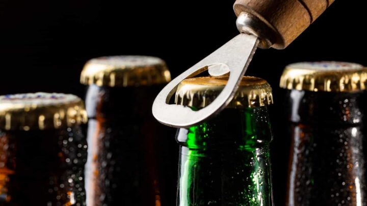 Recycler vos bouchons dans le bac jaune est une erreur, voici la bonne méthode 2 Plusieurs bouteilles en verre avec leurs capsules