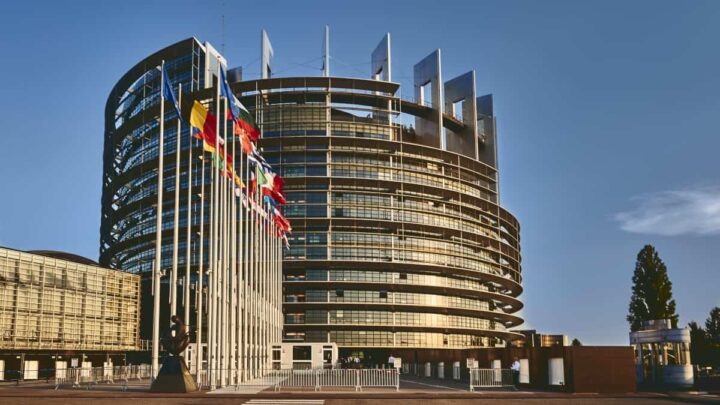 Saviez-vous que le Parlement Européen propose des stages rémunérés à près de 1900 euros 2 Saviez vous que le Parlement Europeen propose des stages remuneres a