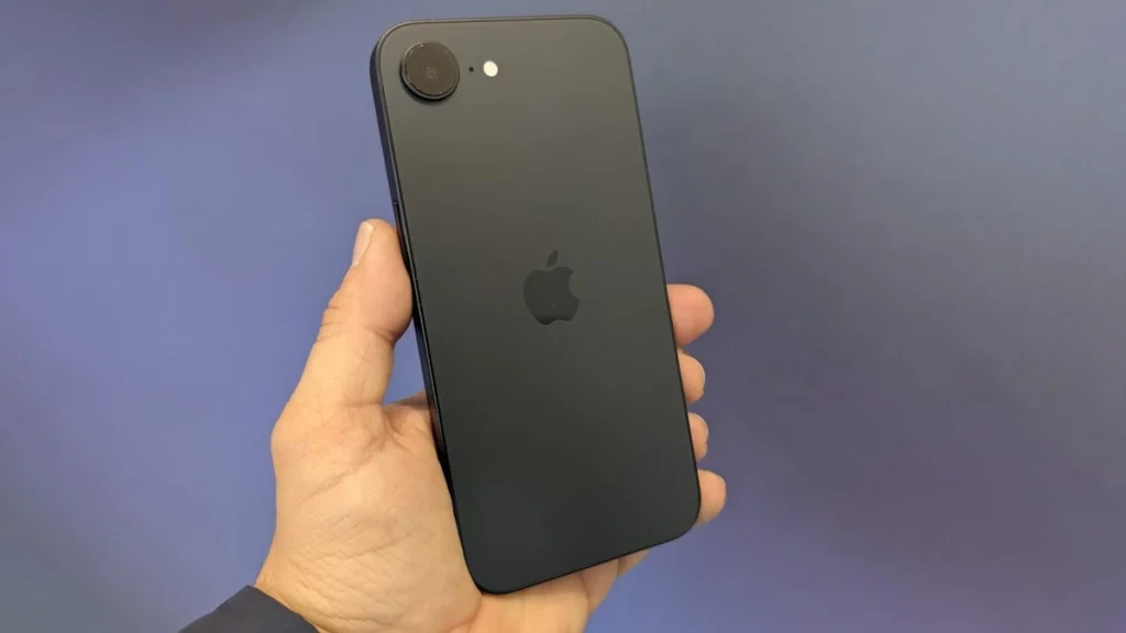 Un faux site bancaire a permis le vol de 25 000 euros et l'achat de 9 iPhones 4 Une page fausse de banque a permis de voler 25 mille euros et d'acheter 9 iPhones