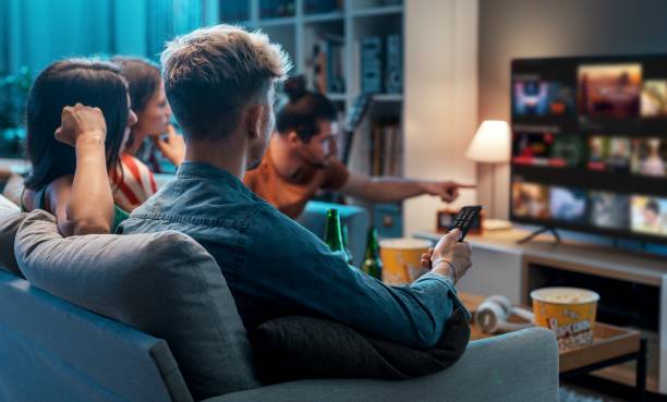 5 indicateurs clés pour acheter une télévision sans vous tromper 3 Regarder La Télévision Dans Le Salon Soirée Cinéma