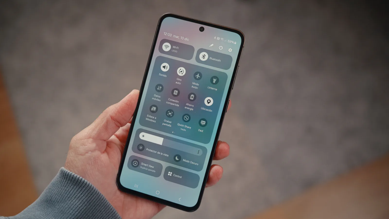 Écran du Samsung Galaxy S24 FE affichant le panneau des paramètres rapides
