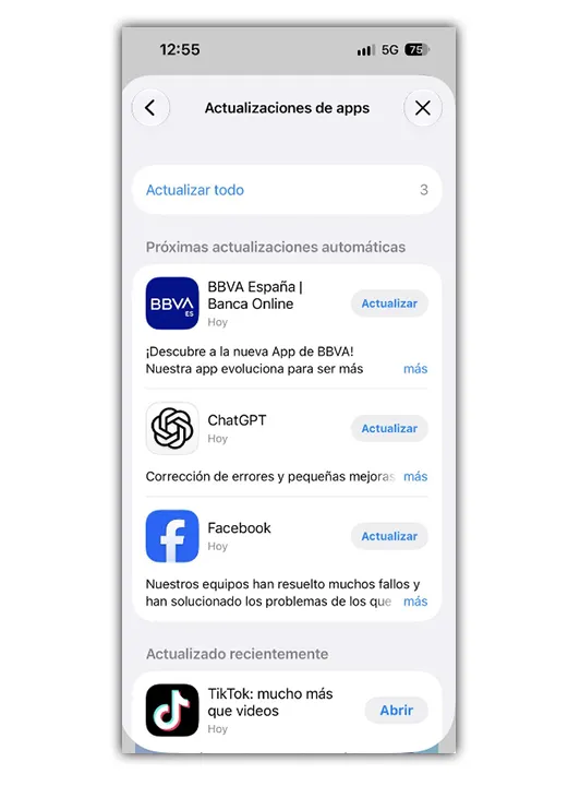 Interface de l'App Store sur iOS montrant la liste des mises à jour en attente pour des applications comme BBVA, ChatGPT et Facebook.