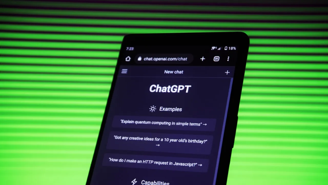 Interface de ChatGPT dans le navigateur d'un téléphone Android sur un fond de lignes vertes.