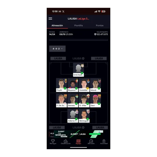 Meilleurs jeux de football fantasy : rivalisez avec vos amis en tant que manager sportif 6 Écran d'alignement dans l'application LALIGA Fantasy avec un schéma tactique 4-4-2 et des vignettes de joueurs.