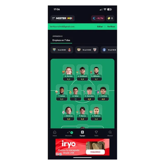 Meilleurs jeux de football fantasy : rivalisez avec vos amis en tant que manager sportif 8 Interface de l'application Mister Fantasy avec un alignement de football en formation 3-4-3 sur un gazon virtuel.