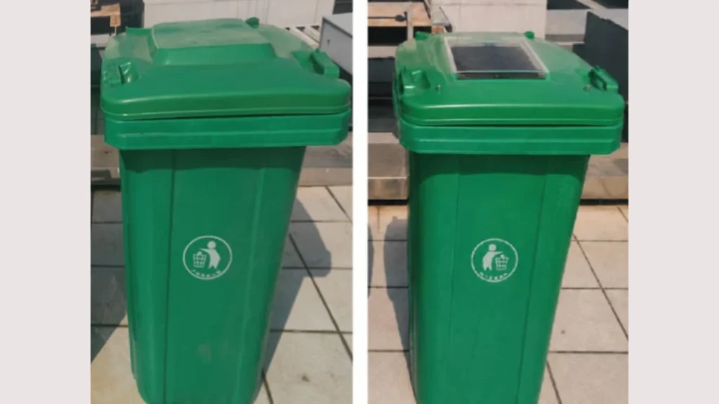 Photographie de poubelles dans un parc