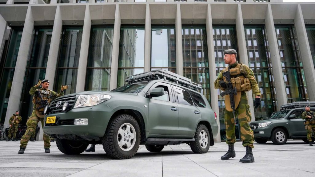 Des véhicules chinois de location utilisés par l'Armée norvégienne ont enregistré des soldats et des codes 3 Vue d'un véhicule et d'un soldat norvégien